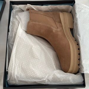 Bernardo Dove 🕊️ sand suede Boots new in box